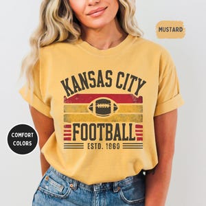 Camiseta unisex de Kansas City Comfort Colors, ideal para aficionados al fútbol, estilo vintage de Kansas, ideal para el día del partido. imagen 9