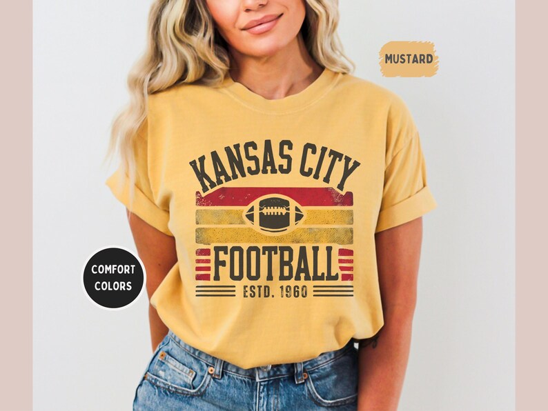 Camiseta unisex de Kansas City Comfort Colors, ideal para aficionados al fútbol, estilo vintage de Kansas, ideal para el día del partido. imagen 9