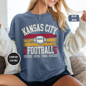 Camiseta unisex de Kansas City Comfort Colors, ideal para aficionados al fútbol, estilo vintage de Kansas, ideal para el día del partido. imagen 5