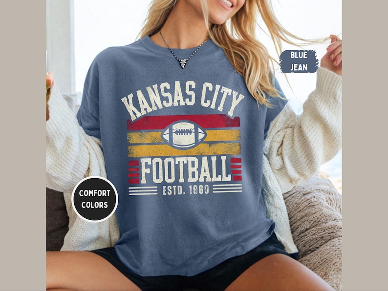 Camiseta unisex de Kansas City Comfort Colors, ideal para aficionados al fútbol, estilo vintage de Kansas, ideal para el día del partido. imagen 5