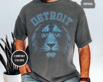 Camiseta unisex con colores cómodos y retro de Detroit Football, estilo vintage, ropa deportiva para aficionados, con gráficos desgastados, informal.