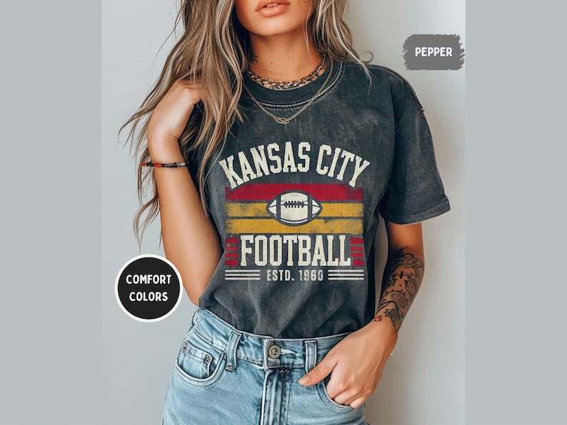 Camiseta unisex de Kansas City Comfort Colors, ideal para aficionados al fútbol, estilo vintage de Kansas, ideal para el día del partido. imagen 1