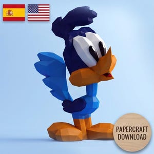 Può includere: Una figura in carta low-poly del personaggio Road Runner, con testa e corpo blu scuro, piume della coda blu brillante e piedi e becco arancioni. La figura ha grandi occhi bianchi e un cartello circolare in legno con la scritta PAPERCRAFT DOWNLOAD.