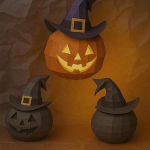 Może przedstawiać: Halloweenowa aranżacja z trzema papierowymi dyniami. Centralna dynia jest pomarańczowa z wyrzeźbioną twarzą i fioletowym kapeluszem czarownicy. Dwie mniejsze czarne dynie z kapeluszami czarownic flankują centralną dynię.