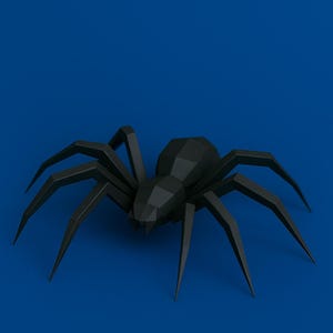 Pode incluir: Uma escultura de aranha preta e geométrica com oito pernas, contra um fundo azul vibrante. O corpo e as pernas da aranha são compostos por planos angulares e planos, criando uma estética moderna e de baixo polígono. A obra de arte é uma peça decorativa marcante.