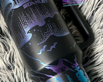 Vaso Stanley Northern Lights - Diseño de montaña celeste grabado con láser, 40 oz