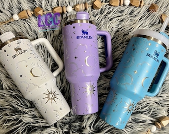 Vaso Stanley de 1,18 litros (40 oz) con grabado exclusivo de diseño celestial: estrellas, luna y sol.