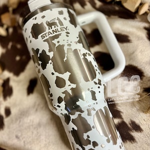 Copo personalizado com estampa de vaca de 40 onças gravado e Quencher com alça - Presentes para ela | mãe | professora | formatura | aniversário | amigos | Natal
