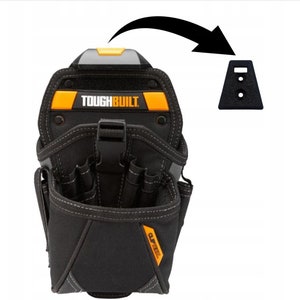 Op de afbeelding: Zwarte ToughBuilt gereedschapsgordel met oranje accenten en een clip om aan een riem te bevestigen. De gordel heeft meerdere zakken en lussen om gereedschap in te bewaren. De gordel wordt getoond met een aparte zwarte riemclip.