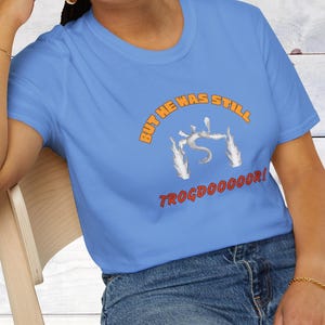 Maglietta Trogdor Animated Nostalgia, T-shirt retrò con cartoni animati, T-shirt con grafica vintage con drago, Top unisex Softstyle, Abbigliamento divertente con animazione anni 2000