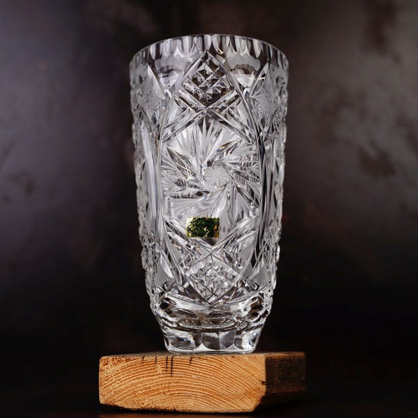 Vintage mooie loodkristalvaas met prachtig patroon gemaakt in Polen halverwege de eeuw geperst glas en met de hand geschuurde loodkristalvaas