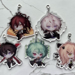 Könnte beinhalten: Fünf transparente Anime-Stil-Anhänger aus Acryl mit silbernen Schlüsselanhängern. Jeder Anhänger zeigt einen anderen Chibi-Charakter mit einzigartigen Haarfarben und Outfits. Die Charaktere haben verschiedene Ausdrücke und Posen, einige halten Gegenstände.