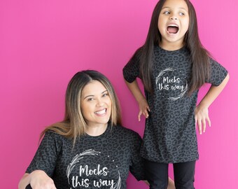 Mamma och jag T-shirt Mockup-modeller | Mor dotter-tröja | LAT 6101 | LAT 6901 | Mamma baby-tröja Mockup | Svart leopard