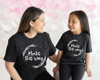 Mamma och jag T-shirt Mockup-modeller | Mor dotter-tröja | LAT 6101 | LAT 6901 | Mamma baby-tröja Mockup | Svart leopard