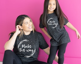 Mamma och jag T-shirt Mockup-modeller | Mor dotter-tröja | LAT 6101 | LAT 6901 | Mamma baby-tröja Mockup | Svart leopard
