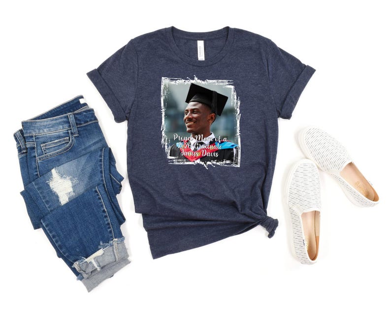 Camisetas de graduación personalizadas con foto vintage, camiseta personalizada de graduado 2026, camiseta de la generación 2026, camiseta de último año 2026, camiseta de graduado orgulloso imagen 3