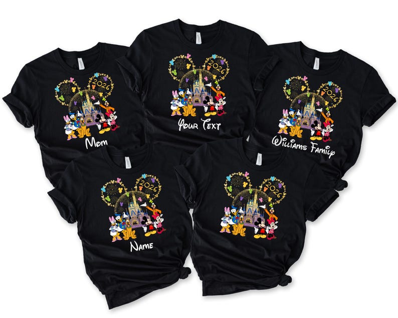 Puede incluir: Camisetas negras con un gr&aacute;fico colorido de personajes de Disney, un castillo y el a&ntilde;o 2026. Las camisetas tienen texto que dice "Mom", "Your Text", "Williams Family" y "Name".