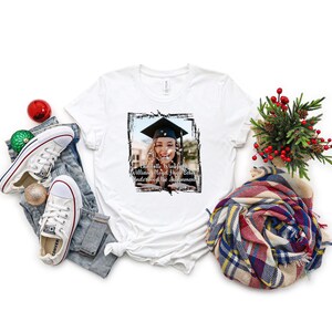 Camisetas de graduación personalizadas con foto vintage, camiseta personalizada de graduado 2026, camiseta de la generación 2026, camiseta de último año 2026, camiseta de graduado orgulloso imagen 5