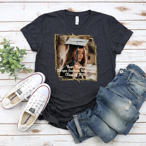 Camisetas de graduación personalizadas con foto vintage, camiseta personalizada de graduado 2026, camiseta de la generación 2026, camiseta de último año 2026, camiseta de graduado orgulloso imagen 7