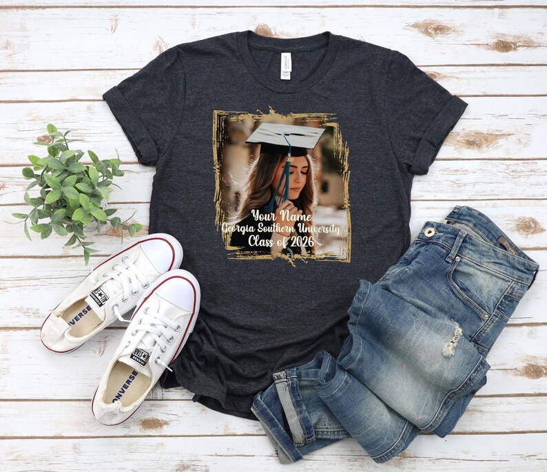 Camisetas de graduación personalizadas con foto vintage, camiseta personalizada de graduado 2026, camiseta de la generación 2026, camiseta de último año 2026, camiseta de graduado orgulloso imagen 7