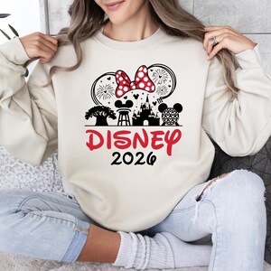 Camisetas familiares Disney 2026, camiseta personalizada de Disneyland, camiseta del equipo Disney, camiseta de Minnie 2026, sudadera de Mickey, ropa para el primer viaje a Disney imagen 8