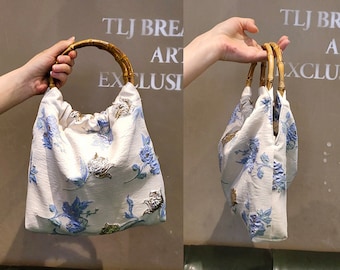 Bolso de mano bordado a mano con flores azules y blancas con asas de bambú, bolso de lona floral para mujer, regalo para ella