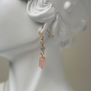 Elegancia radiante: Pendientes colgantes de cuentas de barril de cristal rosa y piedra lunar de labradorita hechos a mano Cuarzo rosa, diseño delicado, forma marquesa imagen 5