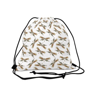 Könnte beinhalten: Weiße Kordeltasche mit einem sich wiederholenden Muster aus bunten Libellen-Designs.