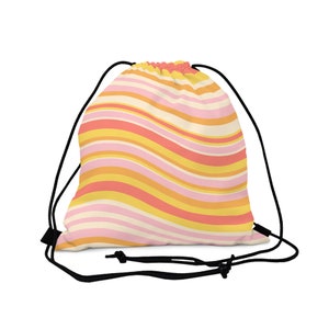Könnte beinhalten: Eine Kordelzugtasche mit einem welligen Streifenmuster in Rosa, Gelb und Orange. Die Tasche hat schwarze Kordeln.