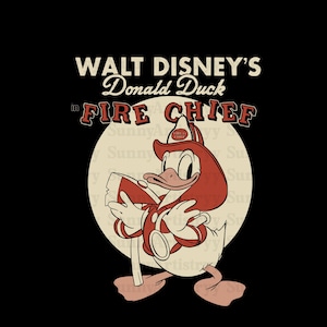 K&ouml;nnte beinhalten: Eine Vintage-Illustration von Donald Duck, der als Feuerwehrmann verkleidet ist und eine Axt h&auml;lt. Der Text "WALT DISNEY'S Donald Duck in FIRE CHIEF" befindet sich dar&uuml;ber.