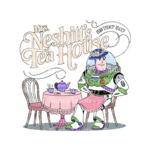 Puede incluir: Una ilustración de dibujos animados de Buzz Lightyear de Toy Story, con un vestido rosa y una corona de flores, sentado en una mesa con una tetera y tazas de té. El texto "Mrs. Nesbitt's Tea House" está por encima de la imagen. El texto "See that hat?" está por encima de la cabeza de Buzz.