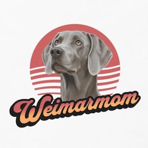 以下が含まれることがあります： 白いTシャツ。赤い円の中に、白いストライプが入ったワイマラナー犬のイラストが描かれています。「Weimarmom」の文字が犬の画像の下に筆記体で書かれています。デザインはTシャツの中央に配置されています。
