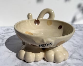Spersonalizowana ceramiczna miska dla kota z podniesionymi łapami