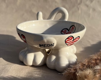 Ceramiczna miska dla kota w kształcie serca, karmnik dla kociąt z podniesionymi łapkami
