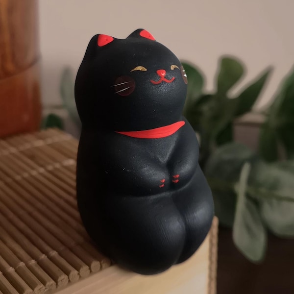Statuetta di gatto fortunato nero – Ornamento di gatto appollaiato in stile giapponese, arredamento kawaii per la casa, simpatico gatto da scrivania, regalo portafortuna giapponese
