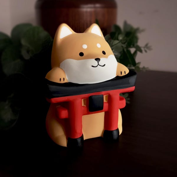 Cute Shiba Inu Torii Gate Figurine – Japanese Kawaii Dog Ornament, Desk Decor, Anime-Style Gift, Fox Shrine Style Home Decoration