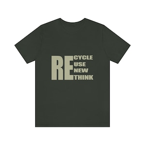 Könnte beinhalten: Ein dunkelgrünes T-Shirt mit dem Aufdruck "RECYCLE USE NEW THINK" in hellbeige.