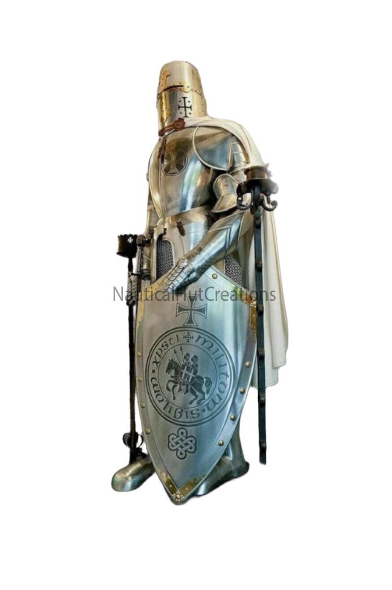 Puede incluir: Una armadura completa de plata con una capa blanca, un casco con una cruz y un escudo con una cruz y un caballero a caballo. El escudo tiene el texto "XPSTI MILITVM" alrededor de la imagen.