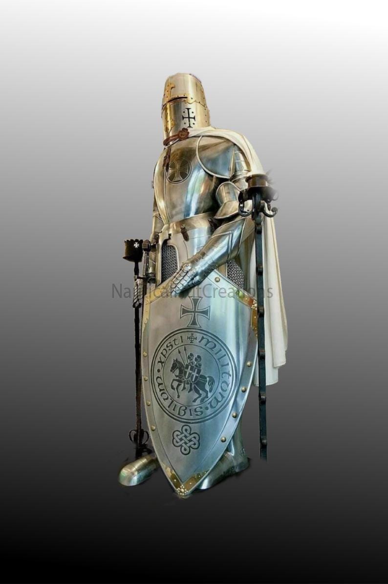 Puede incluir: Una armadura completa de plata con una capa blanca, un casco con una cruz y un escudo con una cruz y un caballero a caballo. El escudo tiene el texto "XPSTI MILITVM SVB SIBI" alrededor del caballero.