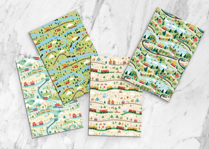 K&ouml;nnte beinhalten: Vier verschiedene Musterbl&auml;tter f&uuml;r Geschenkpapier mit einem Zug- und Landschaftsdesign. Die Muster umfassen einen gr&uuml;nen Hintergrund mit blauen Fl&uuml;ssen, einen cremefarbenen Hintergrund mit roten Z&uuml;gen, einen hellblauen Hintergrund mit roten Z&uuml;gen und einen gr&uuml;nen Hintergrund mit roten Z&uuml;gen.