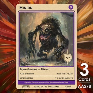 Może przedstawiać: Czarno-biała karta Magic: The Gathering z czarną kreaturą o dużym pysku i ostrych zębach. Karta nosi tytuł "Minion" i ma siłę i wytrzymałość 1/1. Karta pochodzi z zestawu "Cabal of the Unhallowed".