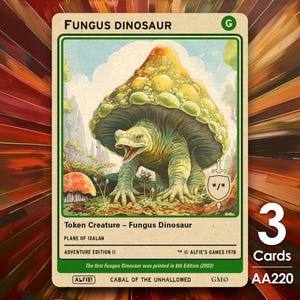 以下が含まれることがあります： 緑と茶色のトレーディングカードで、キノコの帽子をかぶった緑色の恐竜の漫画イラストが描かれています。カードのタイトルは「Fungus Dinosaur」で、「Token Creature - Fungus Dinosaur」と「Plane of Ixalan」のテキストが書かれています。