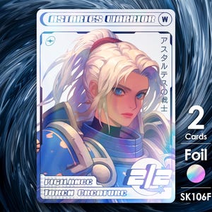 Könnte beinhalten: Sammelkarte mit einer Illustration einer blonden Kriegerin mit blauen Augen. Der Text "ASTARTES WARRIOR" und japanischer Text sind vorhanden. Die Karte zeigt auch "2 Cards" und "Foil". Das Design ist blau und weiß.