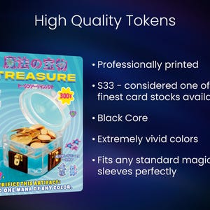 Puede incluir: Un cofre del tesoro de pl&aacute;stico transparente lleno de fichas doradas, etiquetado como "TREASURE" en japon&eacute;s e ingl&eacute;s. La tarjeta dice "SACRIFICE THIS ARTIFACT: ADD ONE MANA OF ANY COLOR." El texto "High Quality Tokens" est&aacute; en la parte superior.