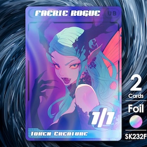 Peut inclure: Une carte à collectionner holographique avec une illustration fantastique d'un personnage féminin aux cheveux turquoise, aux oreilles pointues et aux ailes sombres. La carte indique "Faerie Rogue" et "Torch Creature" avec une force/endurance de 1/1. La carte est étiquetée "Foil" et "SK232F".