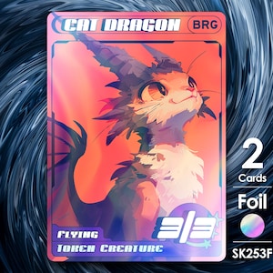 Puede incluir: Una tarjeta coleccionable con una ilustración de un gato-dragón en tonos naranja y morado. La tarjeta dice "CAT DRAGON" en la parte superior y "FLYING TORCH CREATURE" en la inferior. También indica "2 Cartas" y "Foil".