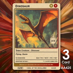 以下が含まれることがあります： 翼のある赤とオレンジの恐竜が描かれたトレーディングカード。カードの上部には「DINOSAUR」という文字、画像の下には「Token Creature - Dinosaur」という文字が書かれている。カードは白と赤の縁取りで、「Flying, Haste」という文字が左下隅に書かれている。カードの番号は「AA425」で、右下隅には「3 Card」というラベルが貼られている。
