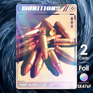 Può includere: Una carta collezionabile con la parola "MUNITIONS" in alto. La carta presenta un'illustrazione di diversi proiettili color oro con punte rosse. Il testo "2 Cards" e "Foil" sono anch'essi visibili. La carta è etichettata "TOKEN ARTIFACT".