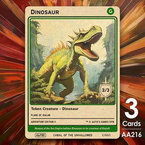 以下が含まれることがあります： ジャングルを背景に、口を開けた緑と黄色の恐竜が描かれたトレーディングカード。「Dinosaur」と「Token Creature」と書かれています。カードは「Adventure Edition II」セットの一部で、「3 Cards」とコード「AA216」の文字があります。