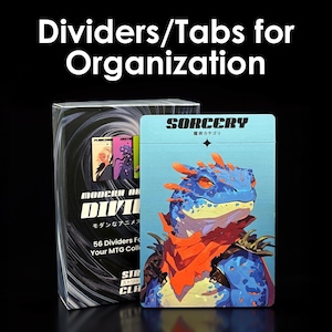 Op de afbeelding: Kaartverdelers voor het organiseren van MTG-kaartcollecties. De afbeelding toont een doos en een verdeelkaart met een blauwe hagedissenillustratie. Tekst op de doos luidt "MODERN DIVIDERS" en "56 Dividers For Your MTG Collection". De verdeelkaart zegt "SORCERY".
